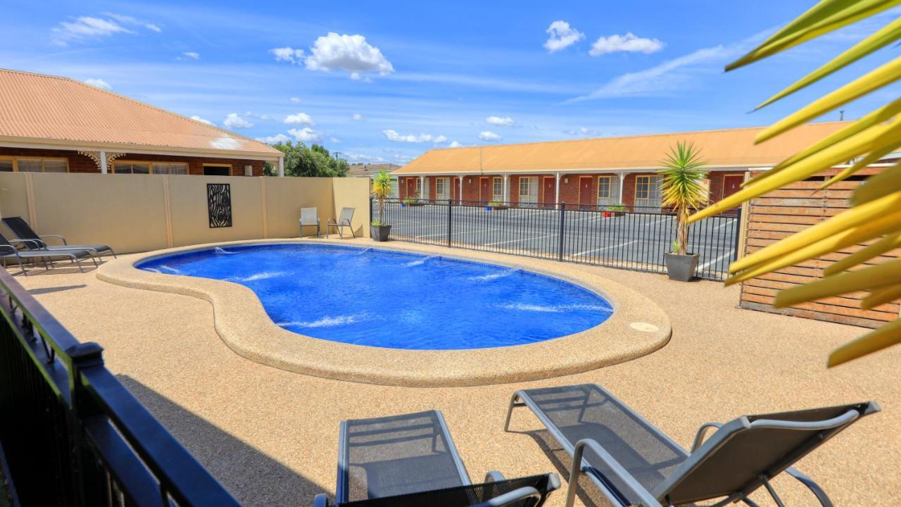 בנאלה Top Of The Town Motel & Apartments מראה חיצוני תמונה